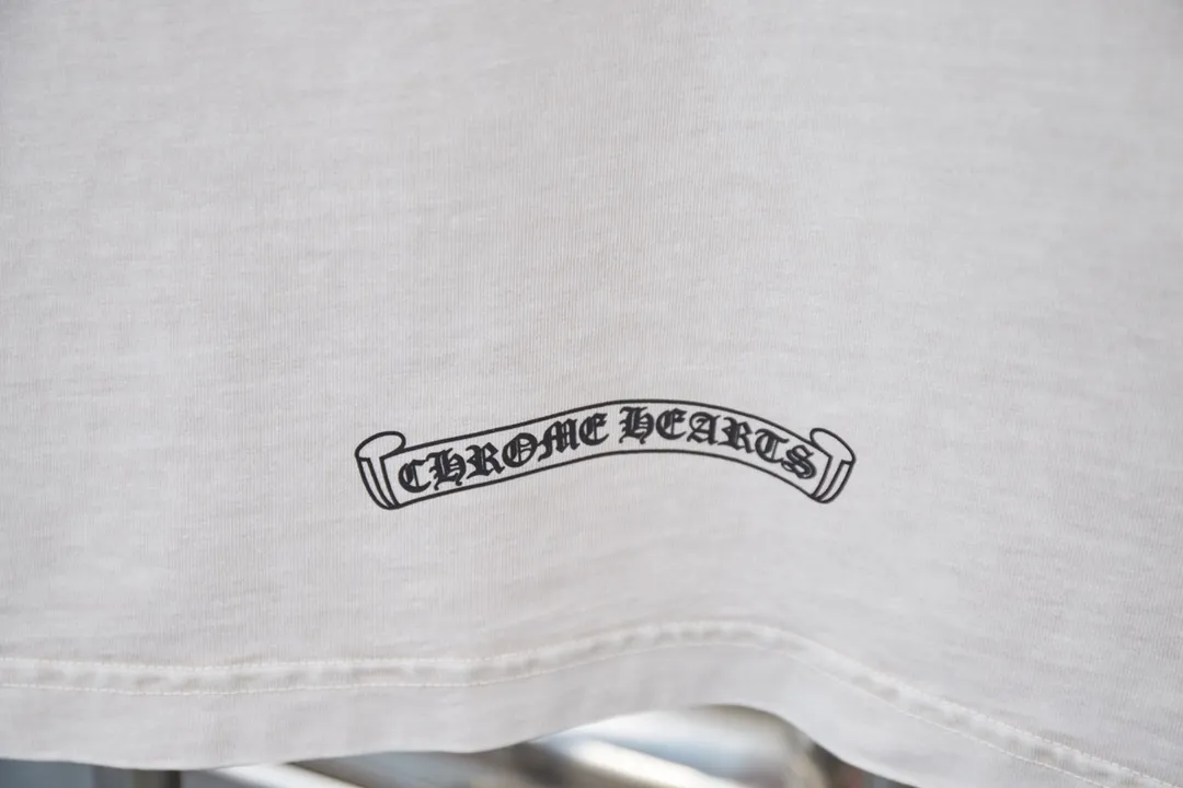 🅿️200 Ch*ome Hearte 25SS early spring new model, short-sleeved with Kro heart logo, hot diamonds, light luxury, essential item for daily commuting for men and women, correct version, welcome to compare, detailed features · 320g 100% pure cotton double yarn jersey fabric · Custom dyed in the same vat, special thickened 32 count double-strand 1X1 thread · Digital direct printing ➕ Australia imported pearlescent diamonds · Ready-to-wear dyeing Then do the faded fried snowflake process, then wash it to make it look old · General washing to improve the effect · Double-needle stitching across the seam process · Original main mark, washed tag brand moisture-proof paper packaging Color: black/apricot/green/maroon Size: S/M/L/XL